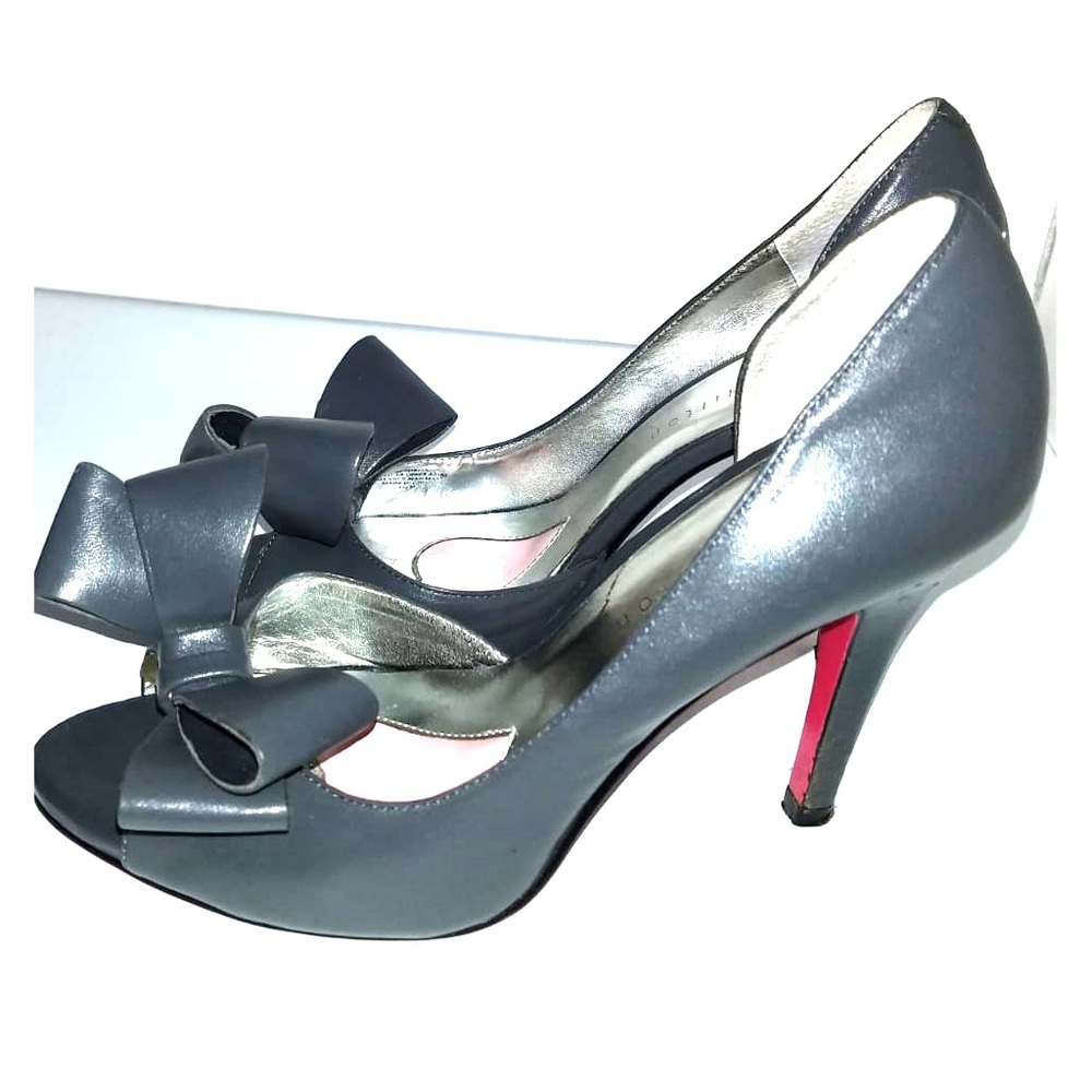 Gray leather heels with bow